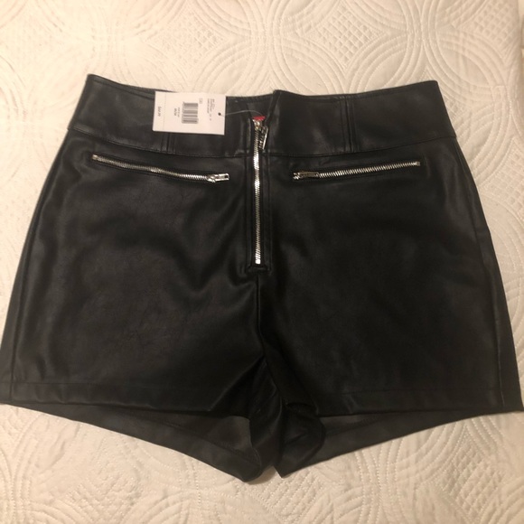 Guess faux leather shorts size M (NWT) - Picture 2 of 4